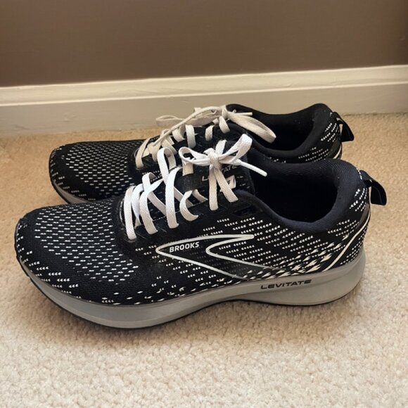 Women's Brooks Levitate 5 Black and White Sneakers Shoes Size 9 - Picture 3 of 9